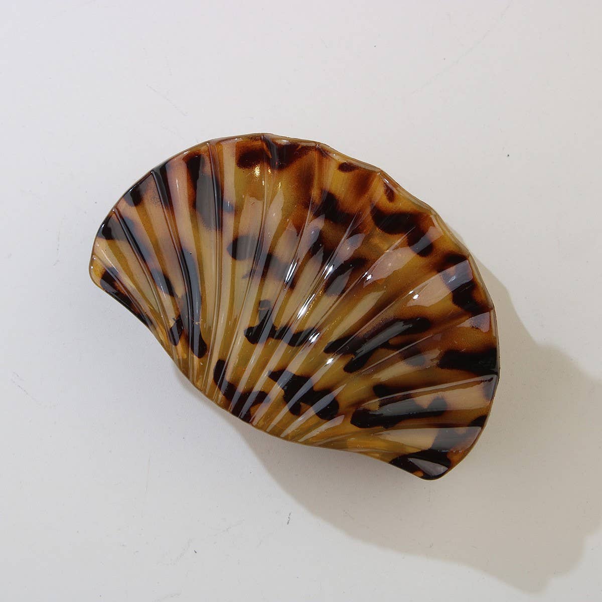 CWAG00594_OVERSIZED SEASHELL RESIN HAIR CLIP