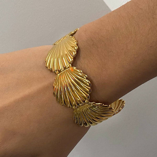 Vintage 18K Gold Ribbed Shell Open Cuff Bracelet