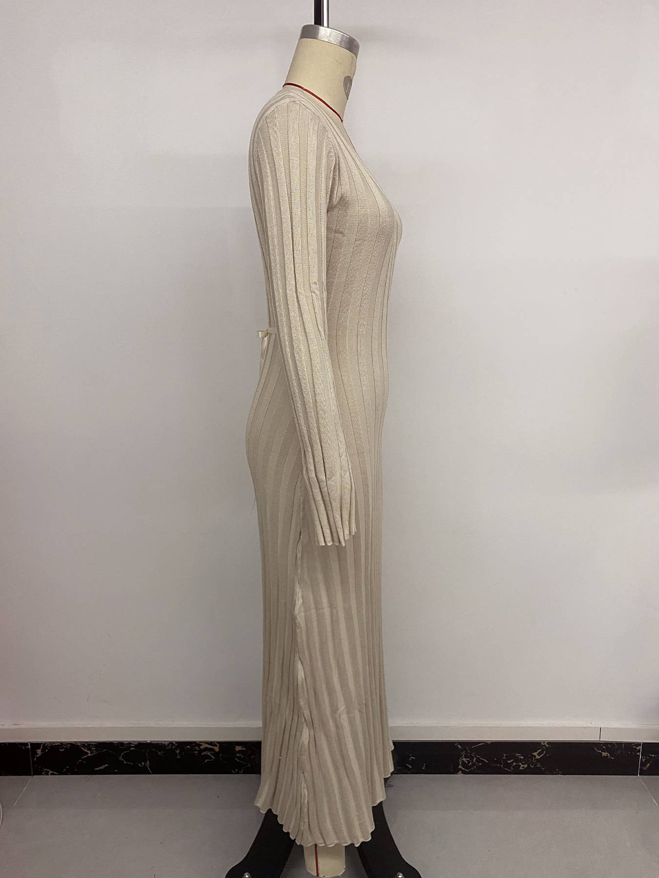 Elegant and stylish long-sleeved knitted dress