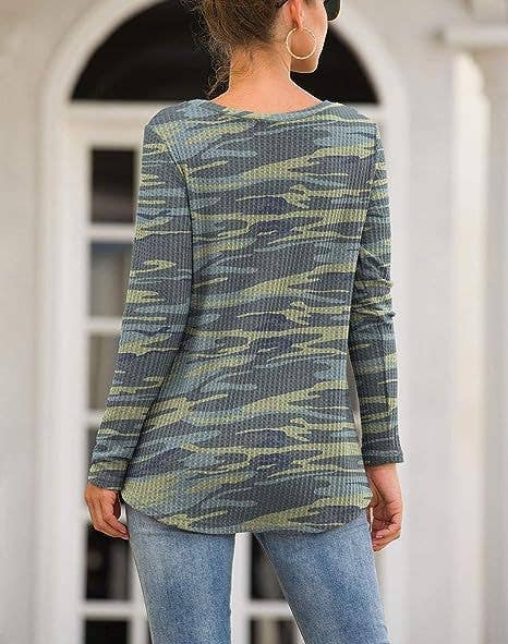 CAMO PRINT TWIST WAFFLE T-SHIRT WITH LOOSE HEM