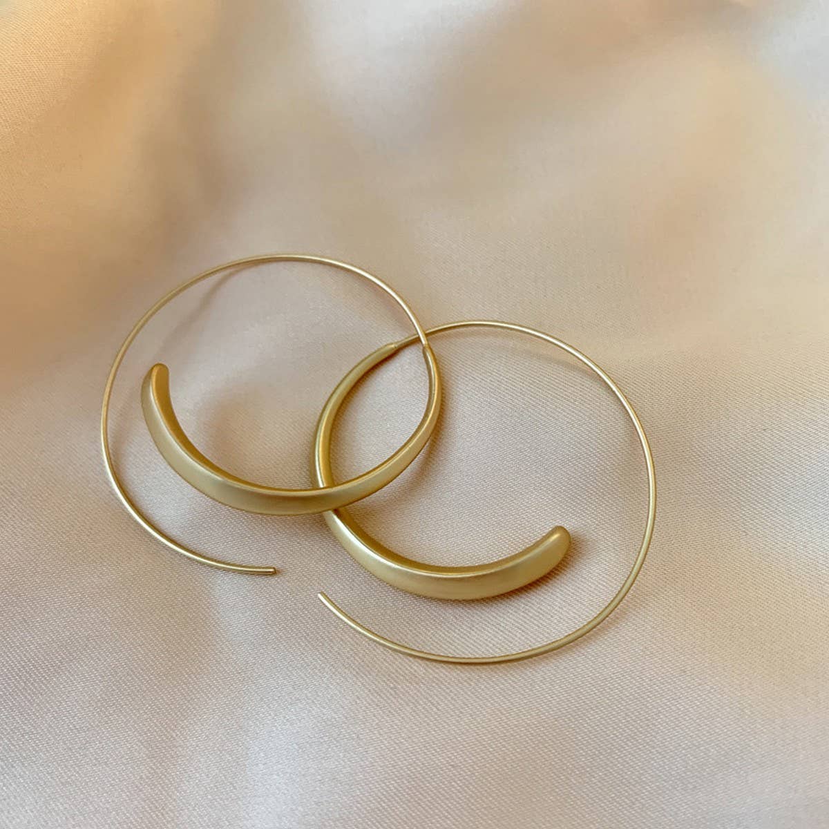 SIMPLE GEOMETRIC HOLLOW C-SHAPED EARRINGS_CWAJE05571