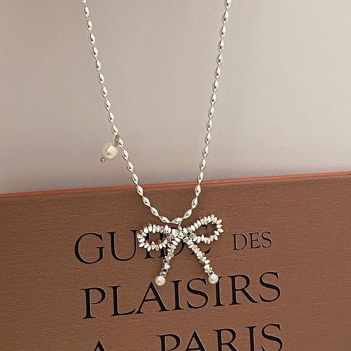 WOMEN'S PEARL AND SILVER BOW PENDANT NECKLACE