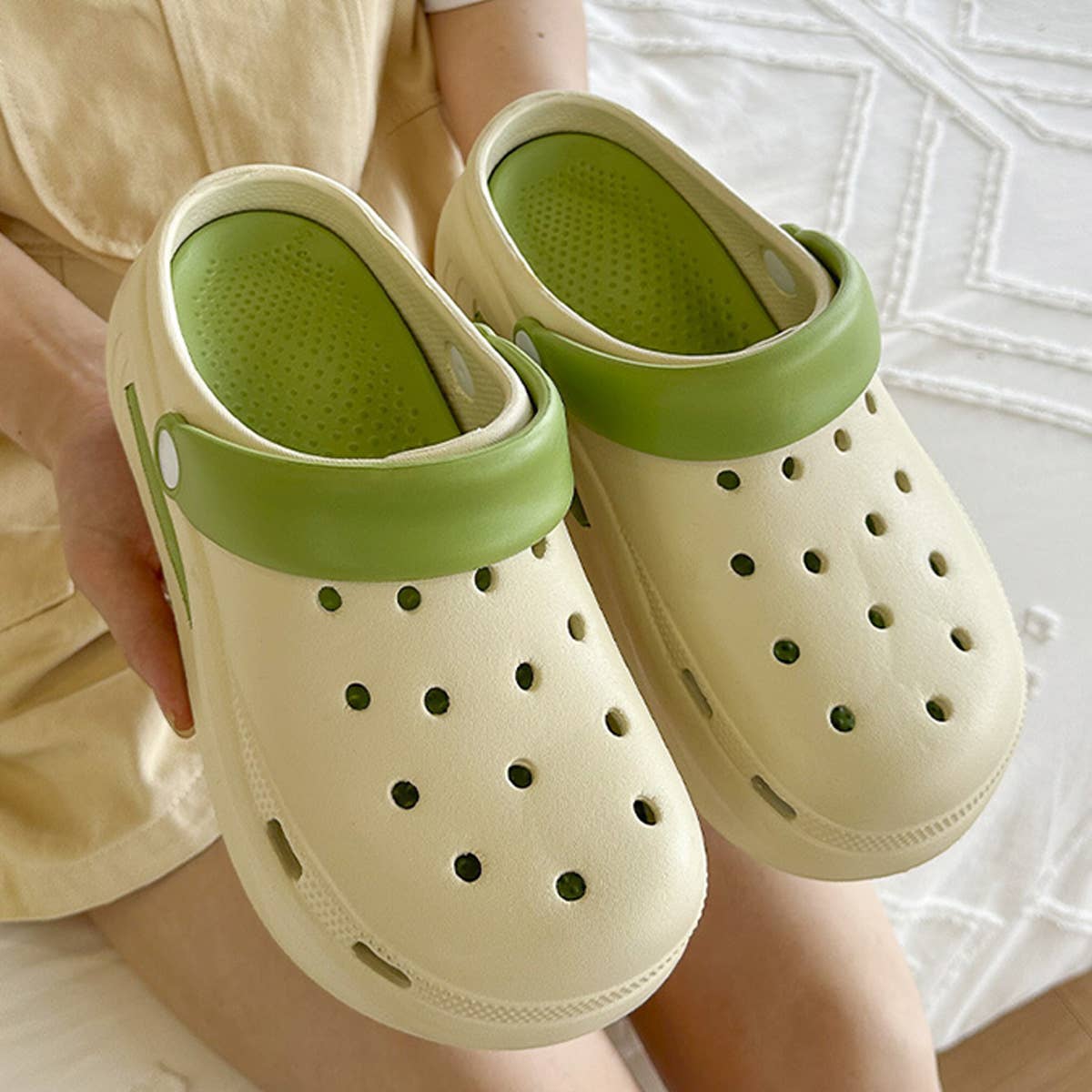 2024 NEW THICK-SOLED NON-SLIP HOLE SANDALS_CWSHS0821