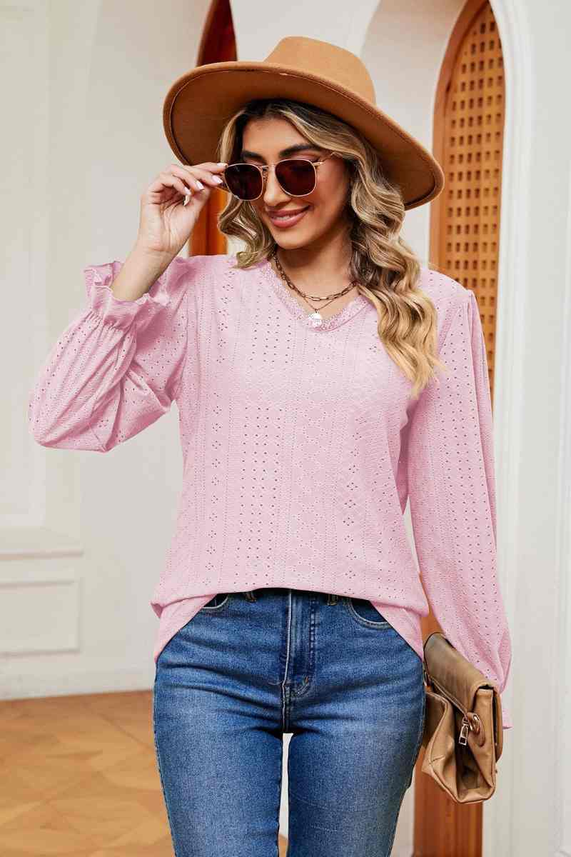 CWTBLL2841_COMMUTER LACE V-NECK LONG-SLEEVED TOP