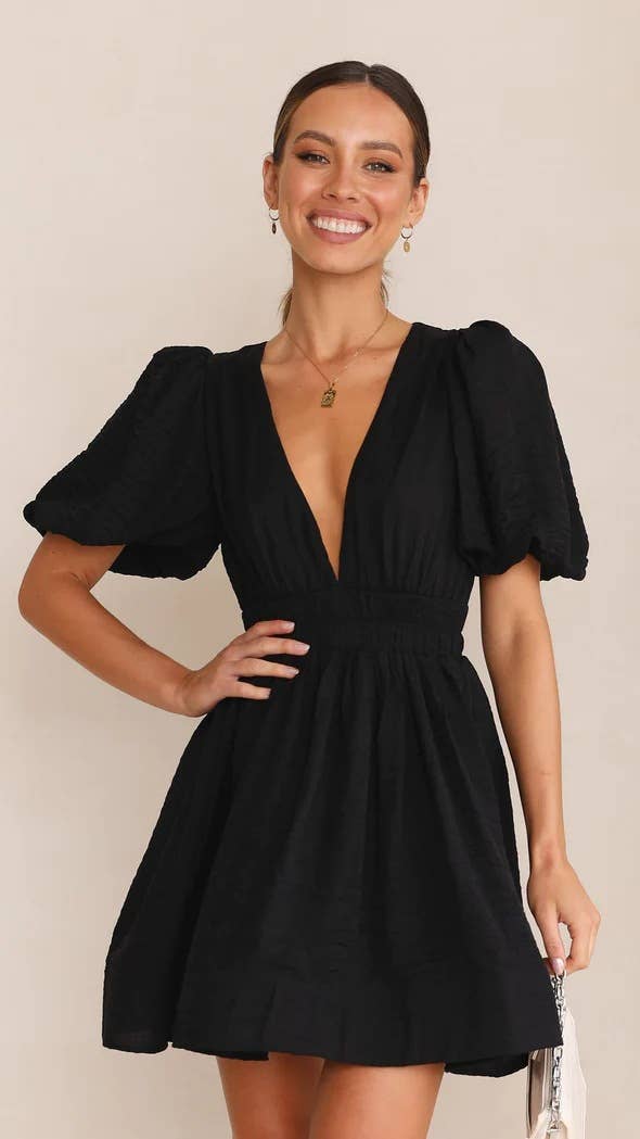 Deep V-neck cinched-waist elastic pleated dress