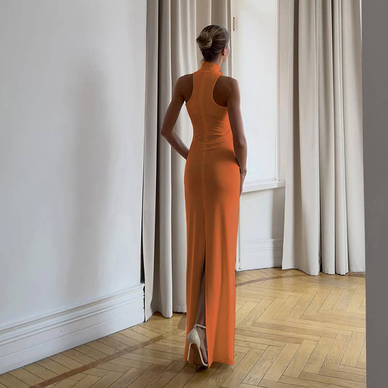 A body-hugging neck-hanging solid-color dress