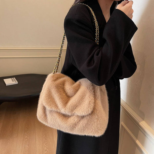 WINTER CHAIN LARGE CAPACITY SHOULDER PLUSH BAG_CWAB3938