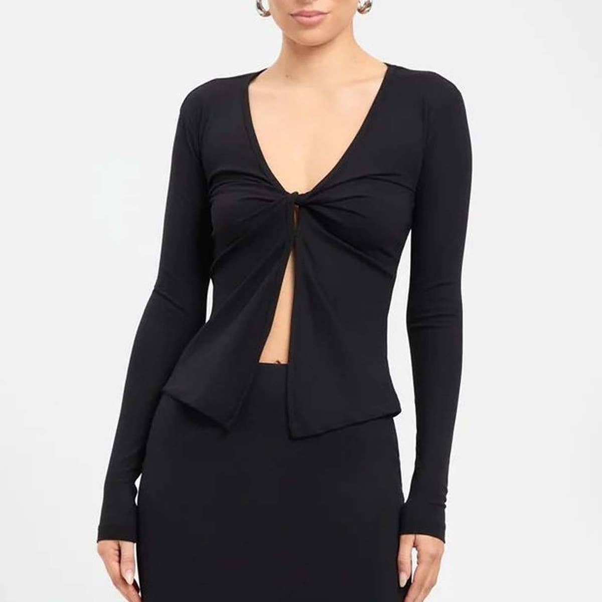 CUT-OUT V-NECK CROP SHORT LONG-SLEEVED TOP