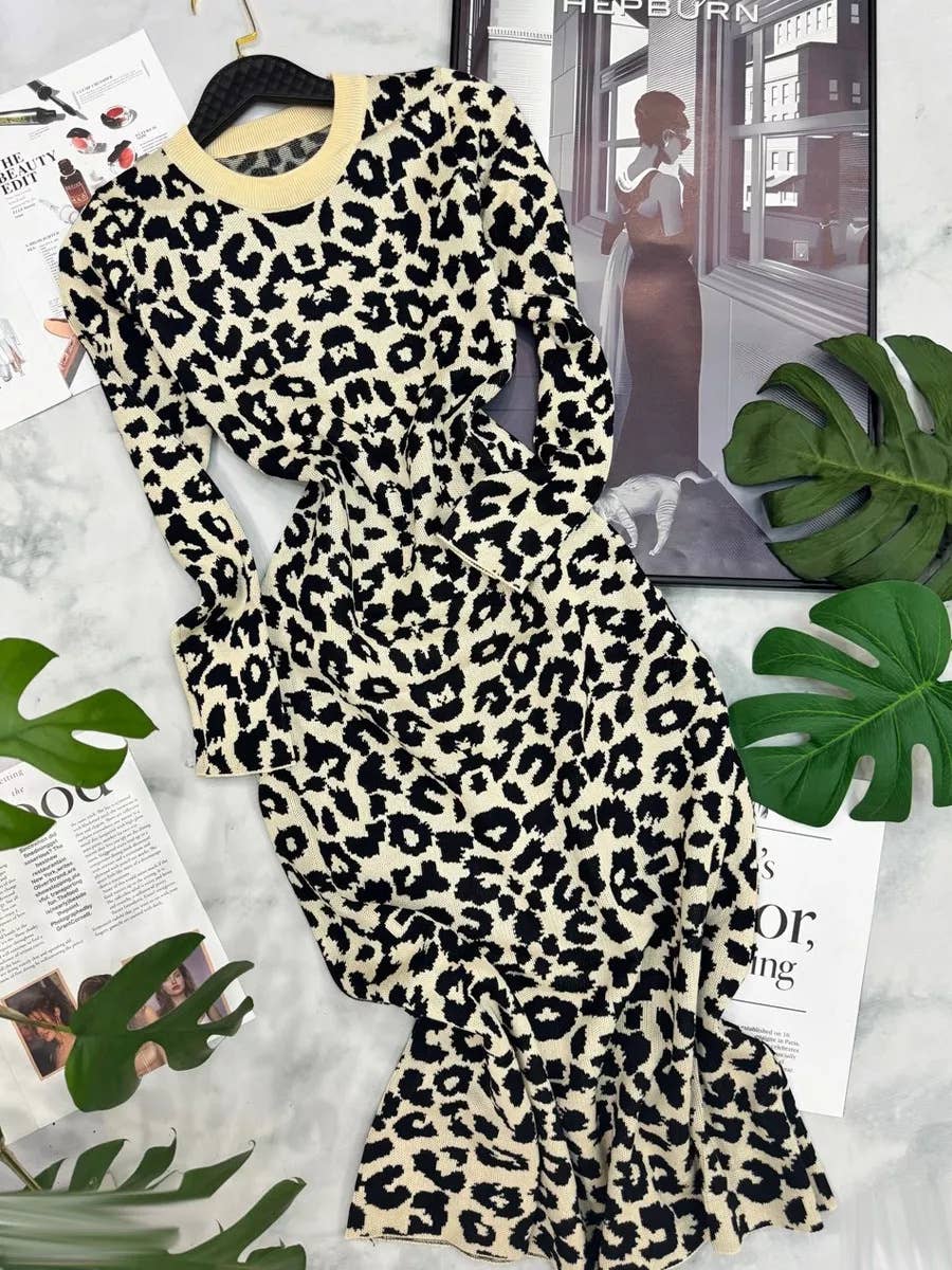 CREW-NECK LONG-SLEEVED LEOPARD PRINT KNIT DRESS