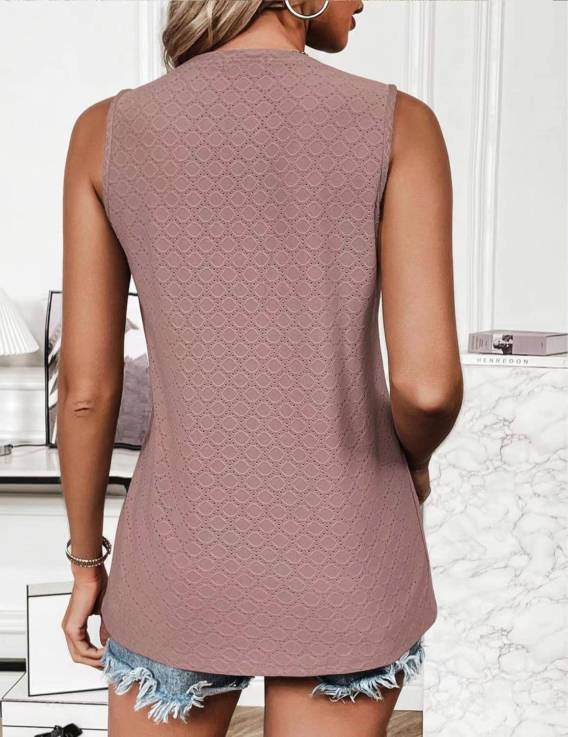 Crew-neck printed solid color hollow-out vest