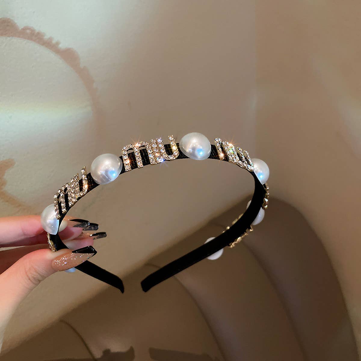 RETRO LOVE TWIST PEARL HEADBAND_CWAHA0829