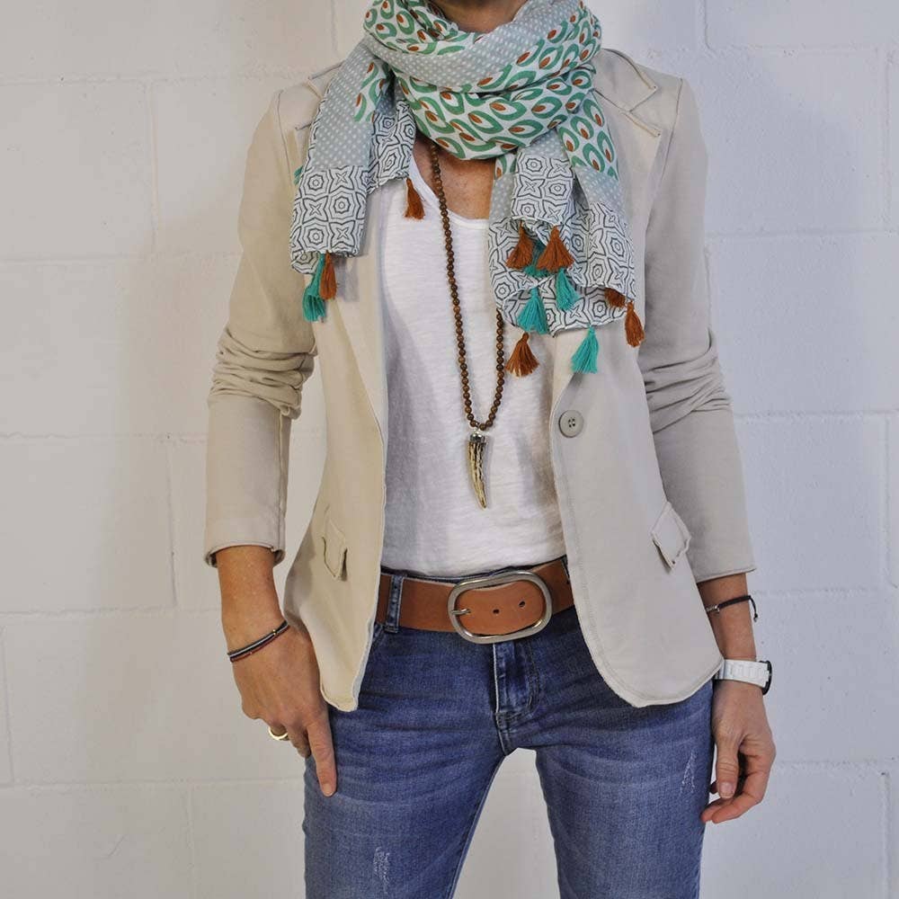 Fashionable suit jacket with a one-button lapel