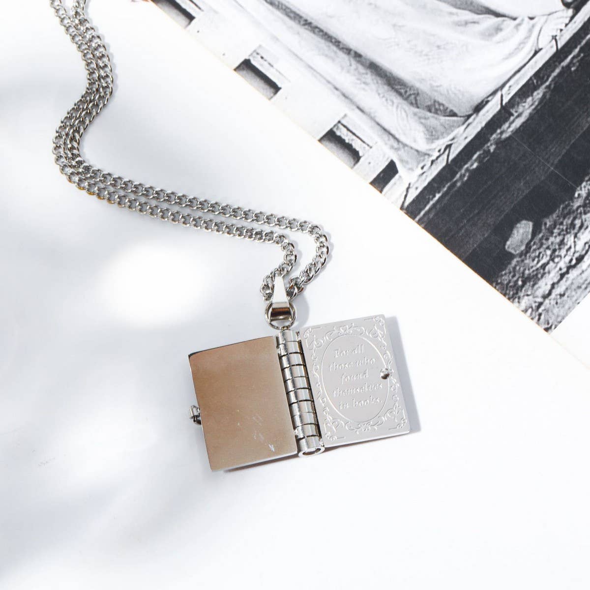 OPEN AND CLOSE BOOK LETTER NECKLACE_CWAJE1602