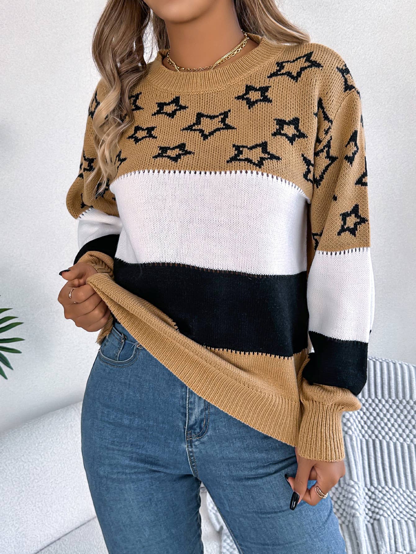 COLOR MATCHING STAR CUTOUT PULLOVER