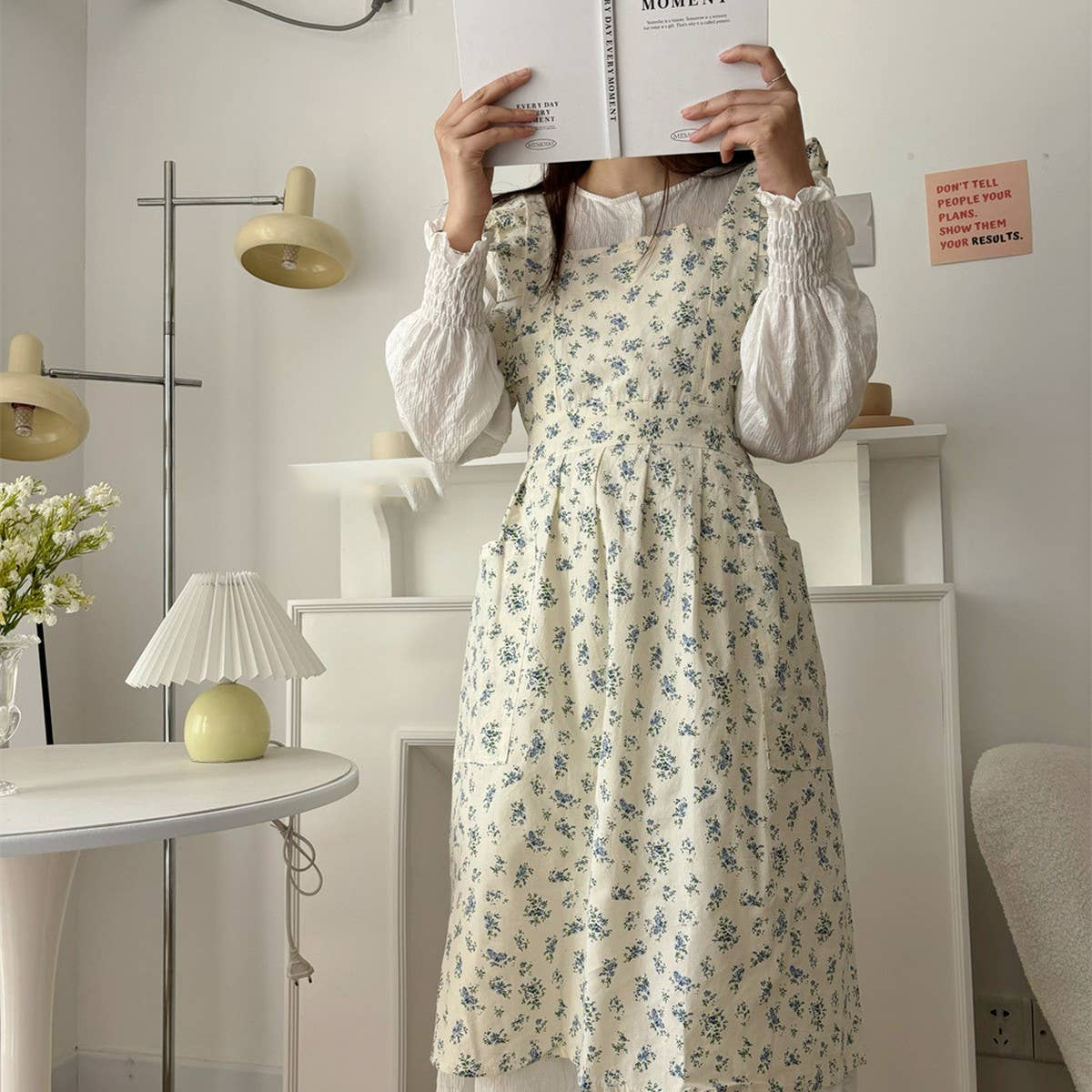 WASHED COTTON AND LINEN RUFFLED FLORAL APRON