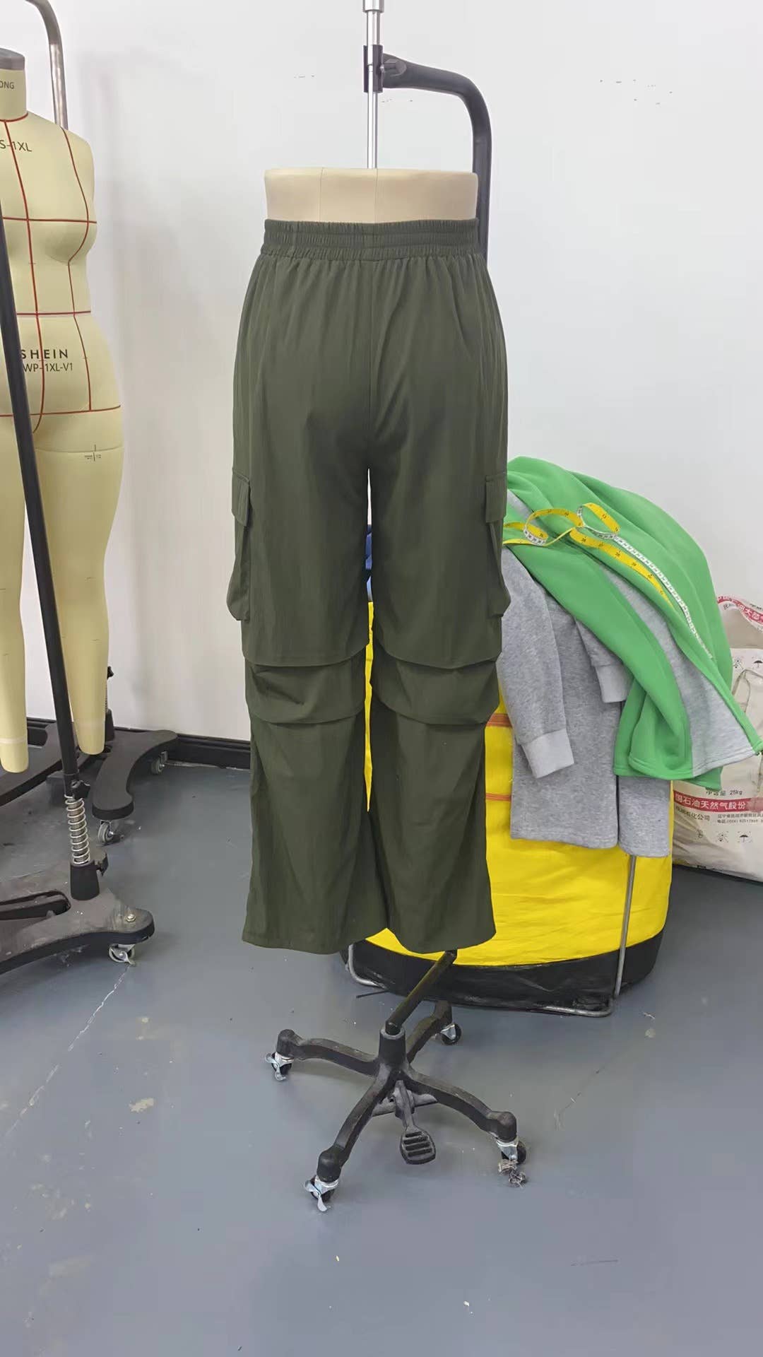 Elastic waist high-waisted baggy cargo pants