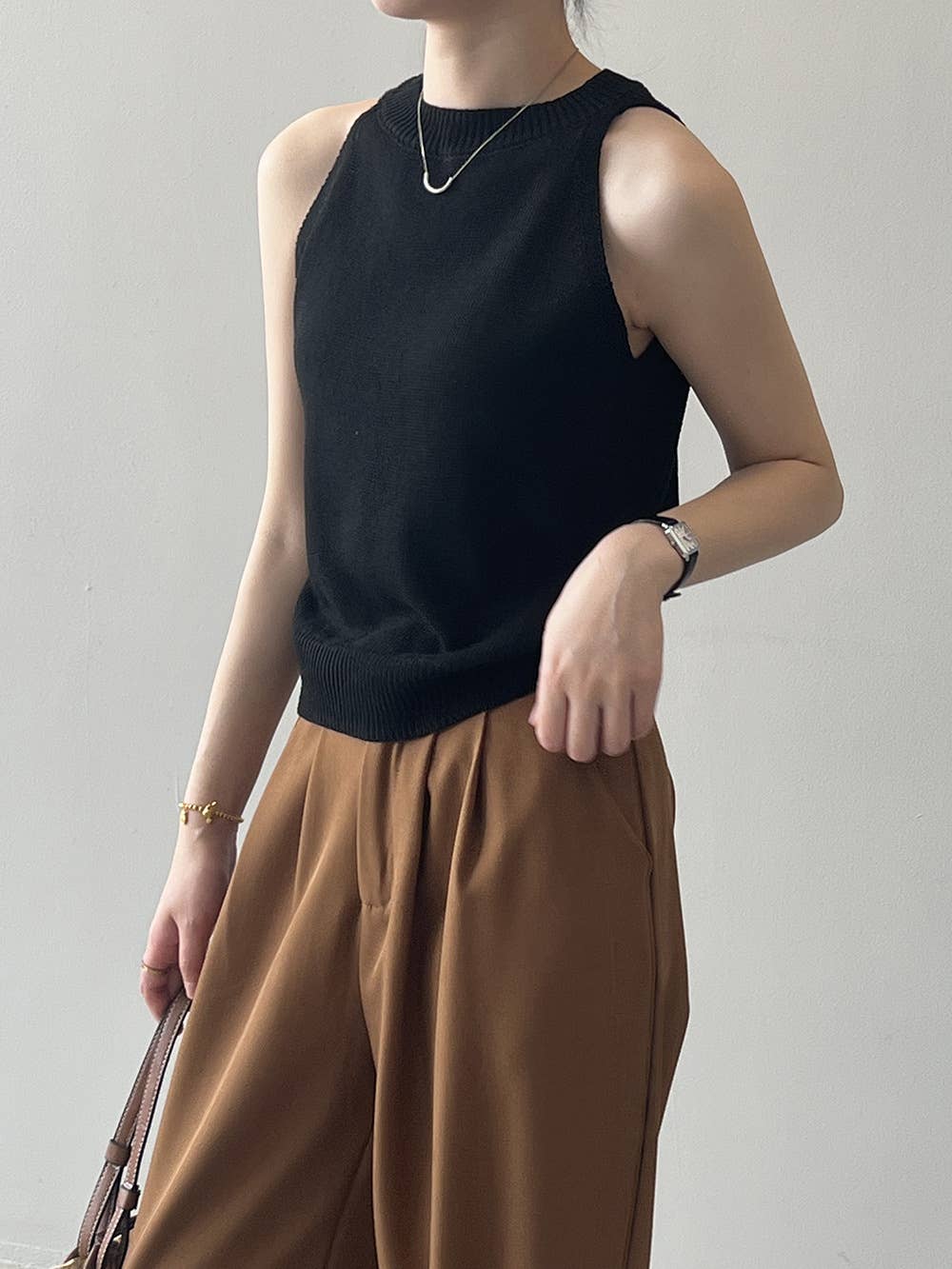 CREW-NECK SLEEVELESS BOTTOM STRIPED KNIT CAMISOLE