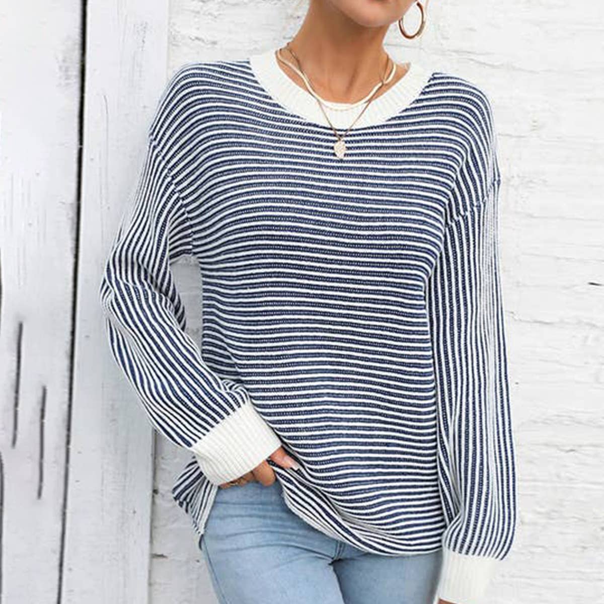 Color-matching crew neck pullover sweater