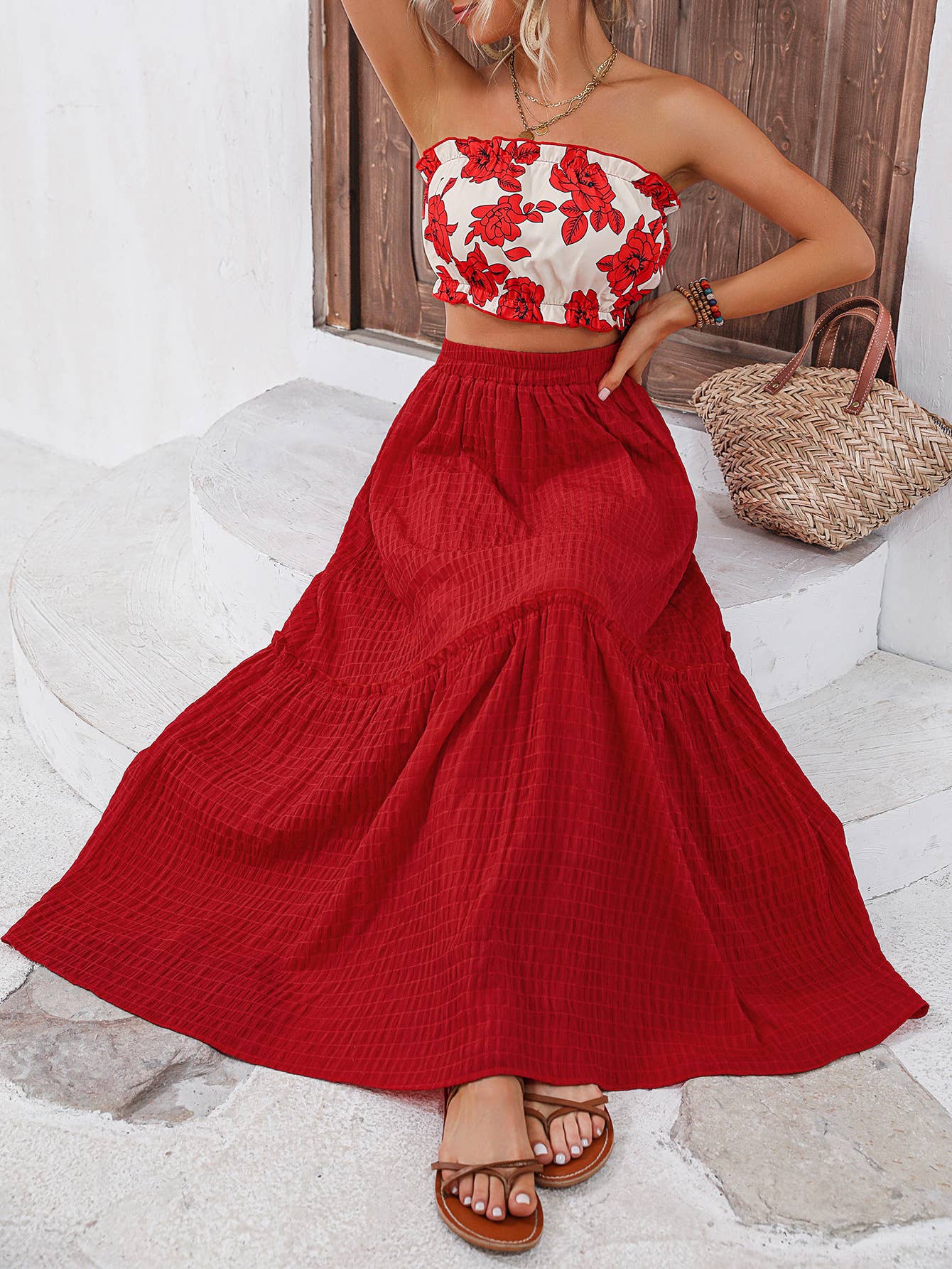 A fashionable two-piece printed strapless skirt