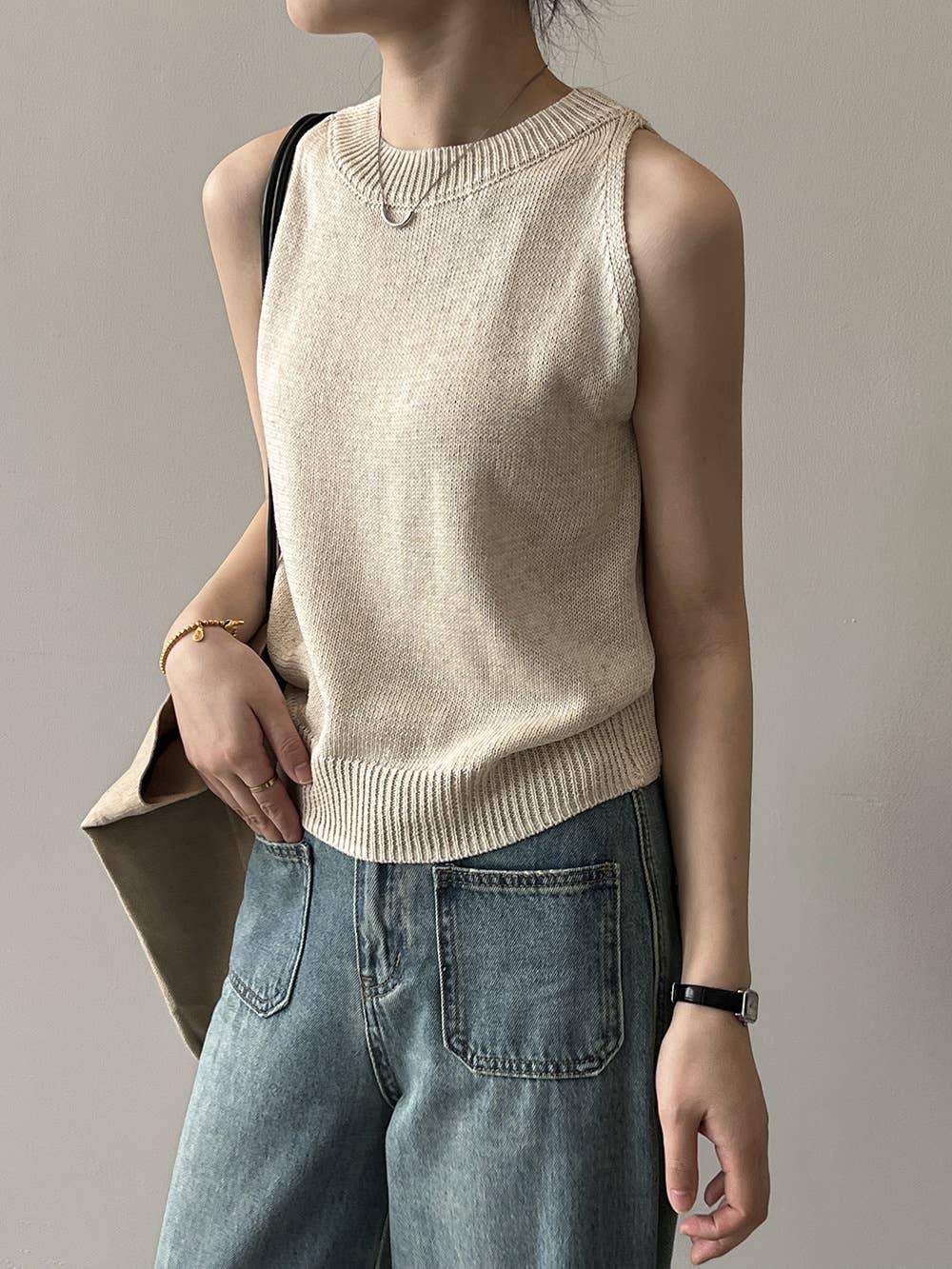 CREW-NECK SLEEVELESS BOTTOM STRIPED KNIT CAMISOLE