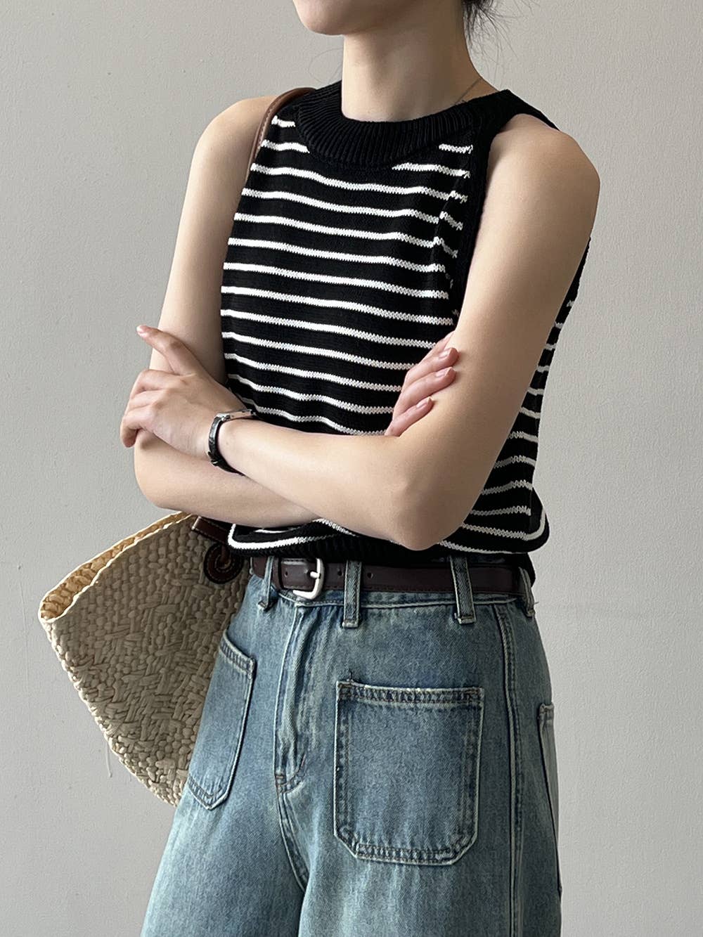 CREW-NECK SLEEVELESS BOTTOM STRIPED KNIT CAMISOLE