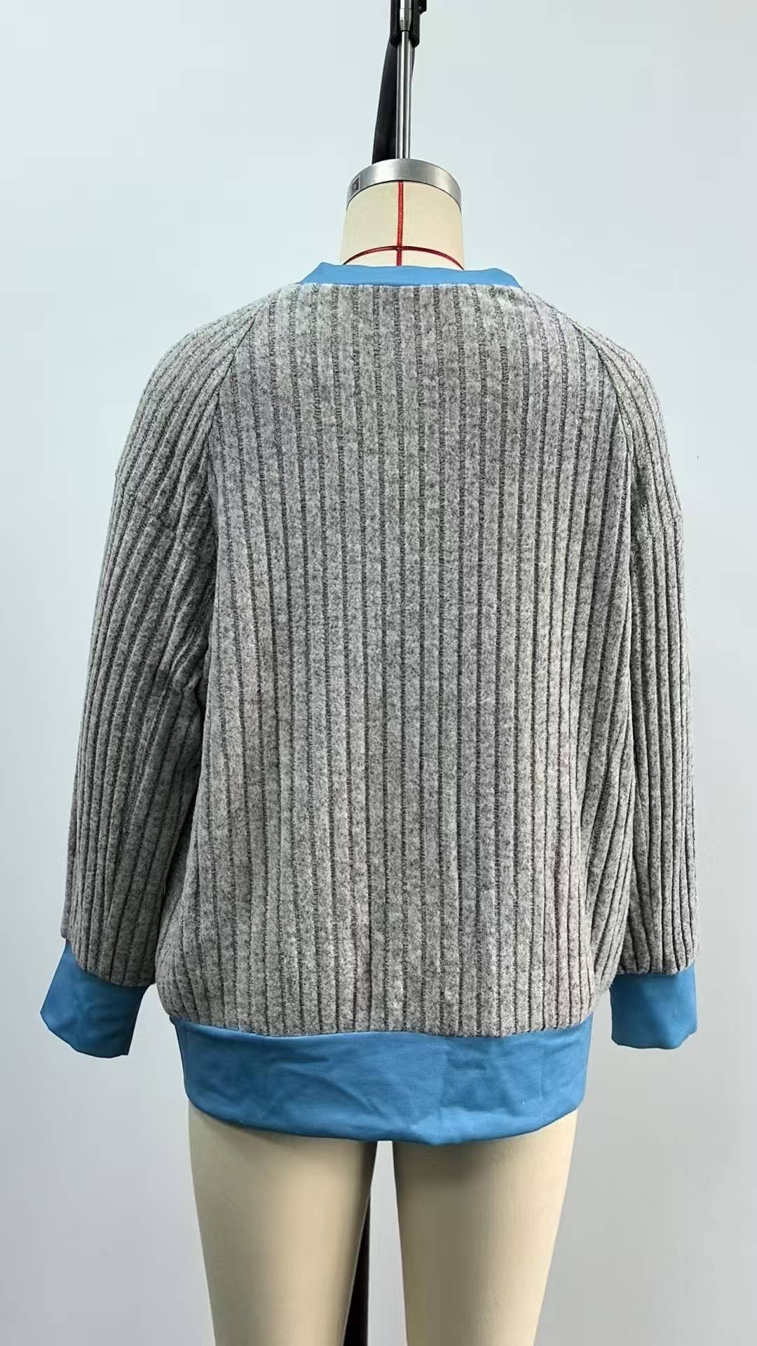 Fashionable color-blocked loose knitted top