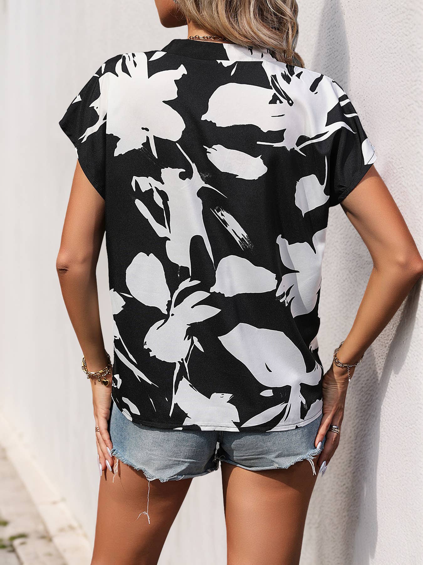 Contrasting black and white V-neck loose shirt