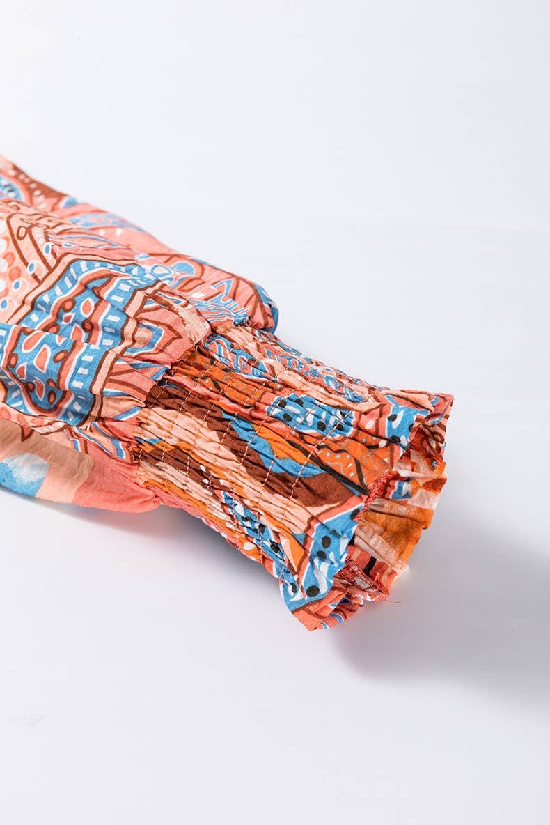 COMMUTER WITH LOOSE FLORAL PRINT BLOUSE LADY