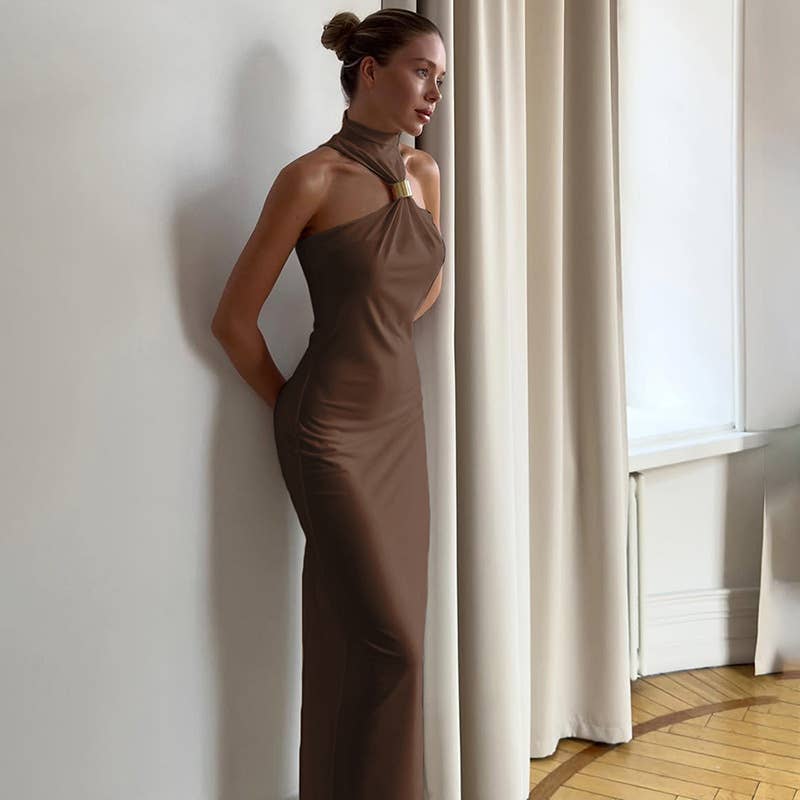 A body-hugging neck-hanging solid-color dress