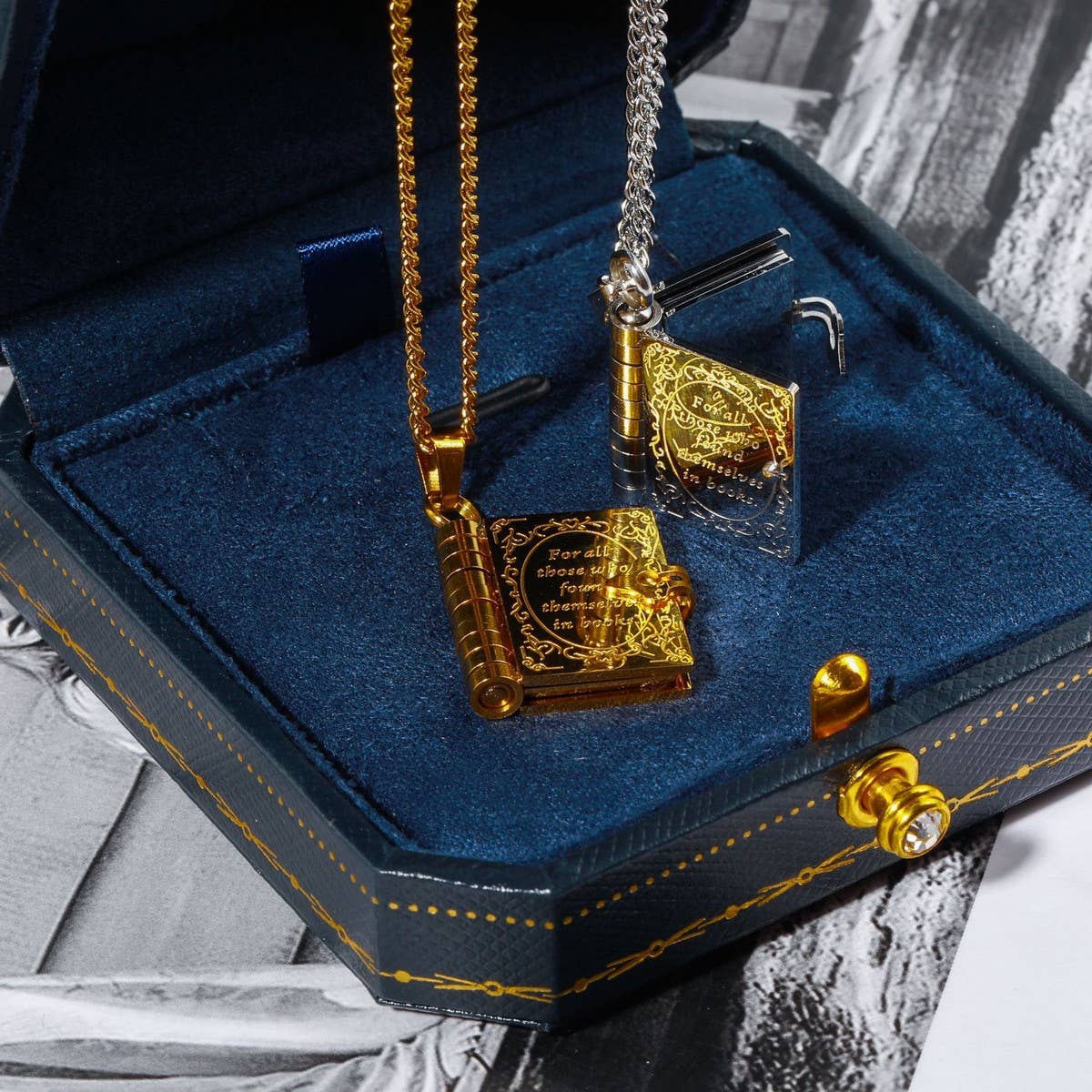 OPEN AND CLOSE BOOK LETTER NECKLACE_CWAJE1602