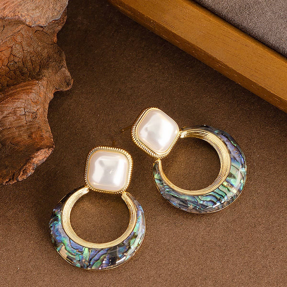 FASHIONABLE COLORFUL ABALONE EARRINGS WITH PEARLS