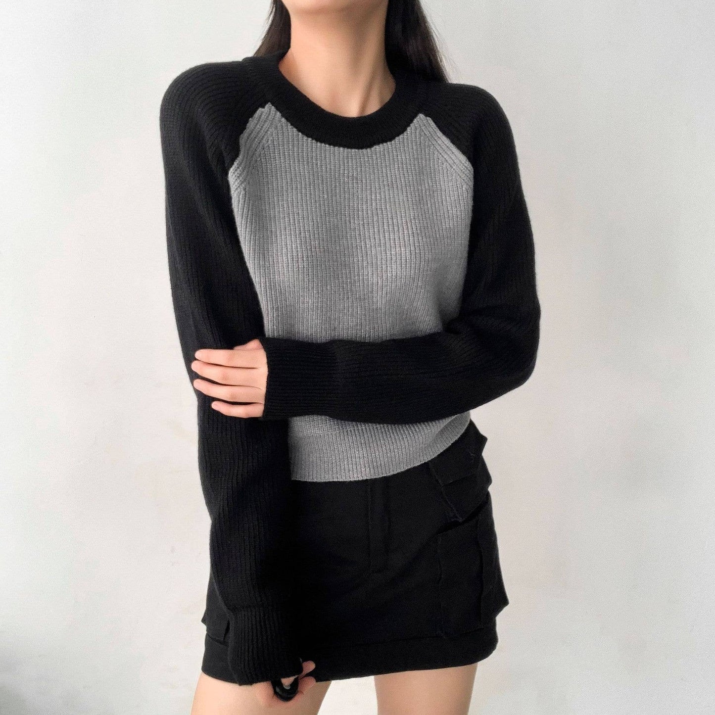 COLOR CONTRAST SLEEVED CREW NECK PULLOVER SWEATER