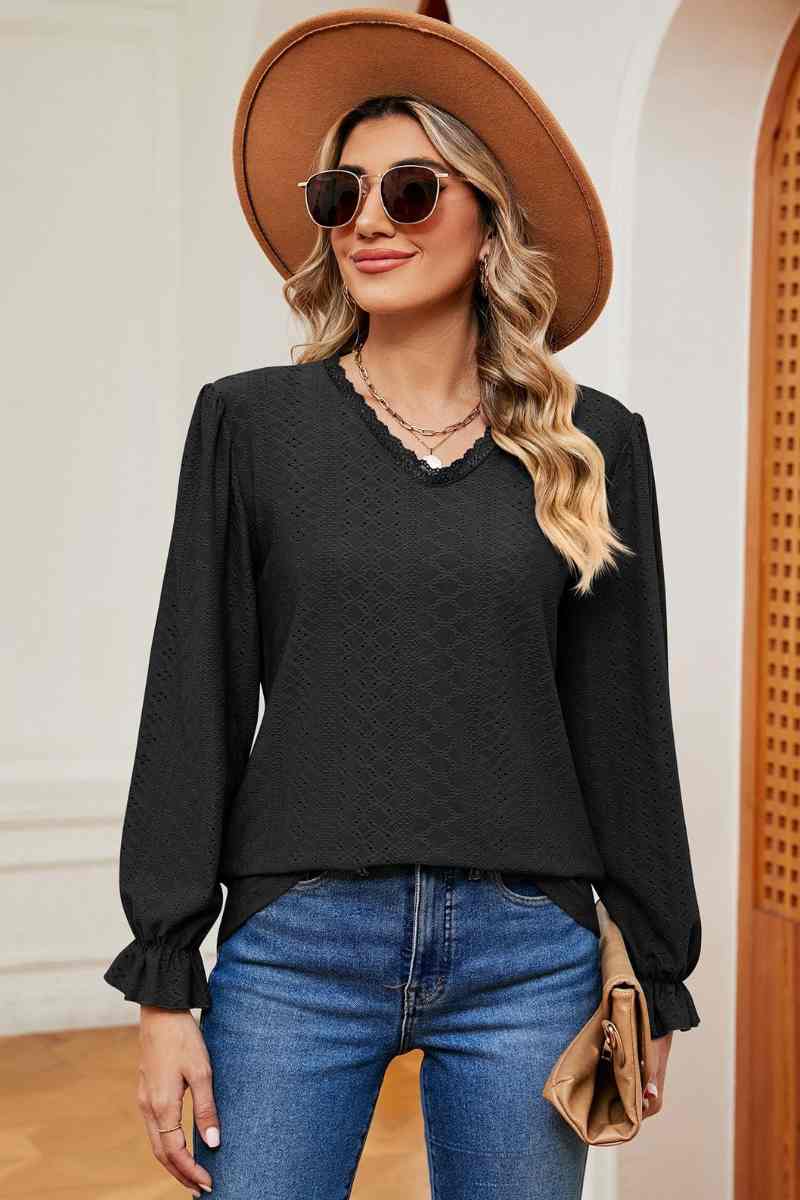 CWTBLL2841_COMMUTER LACE V-NECK LONG-SLEEVED TOP