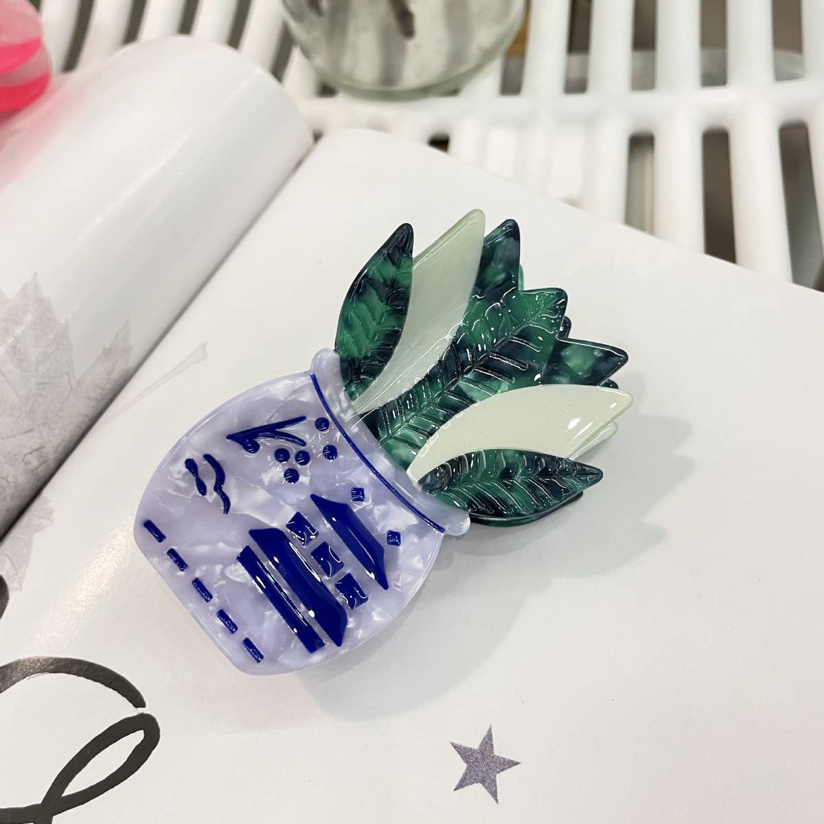 CWAHA4507_INS ALIEN LION ALOE VERA VASE HAIR CLIP