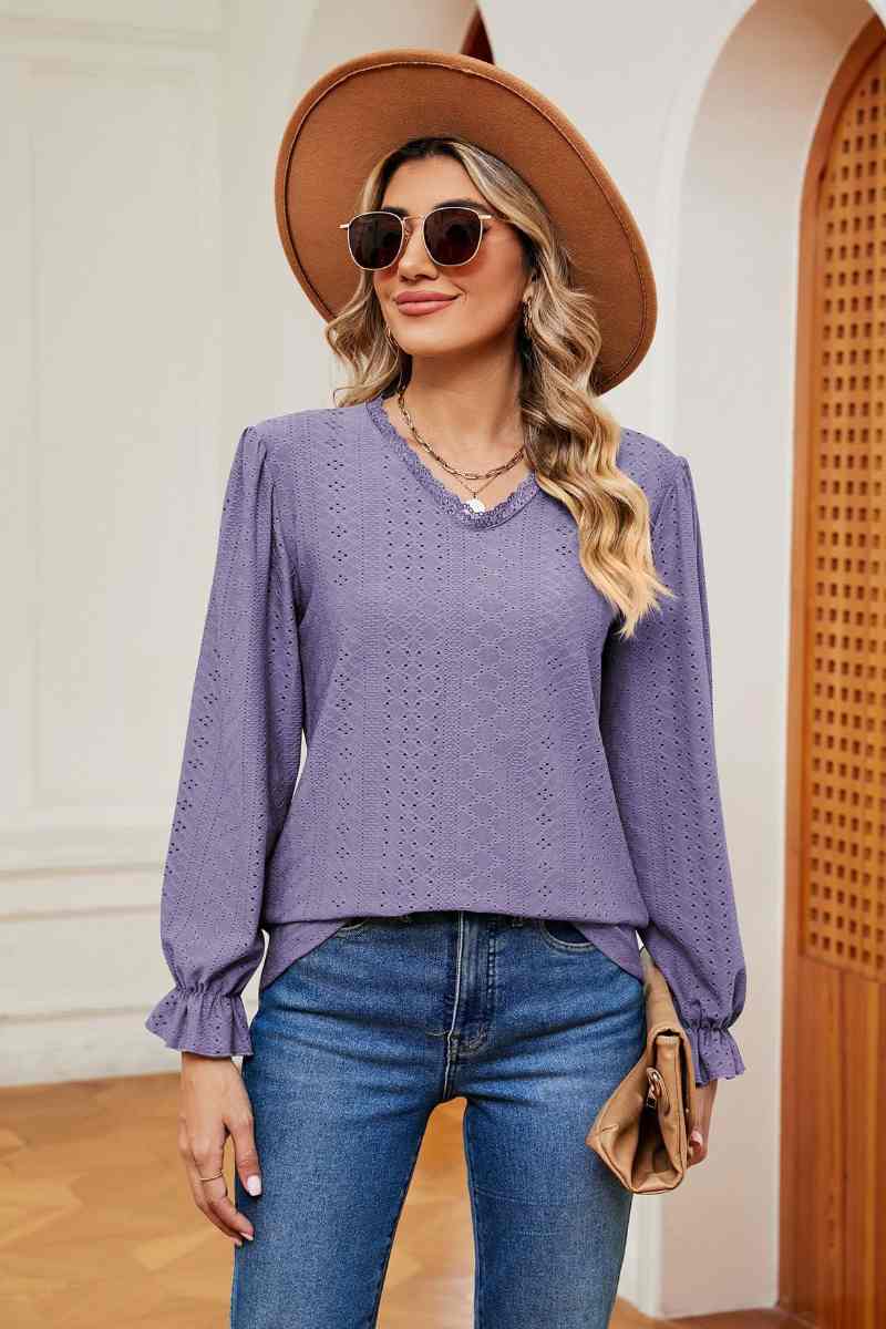 CWTBLL2841_COMMUTER LACE V-NECK LONG-SLEEVED TOP