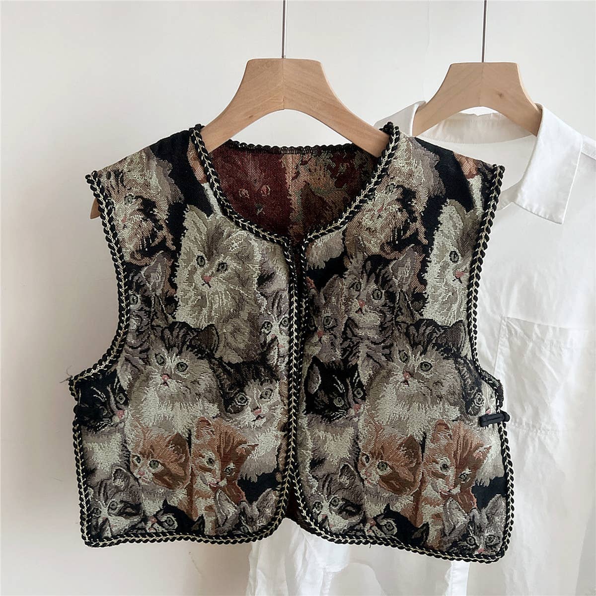 CWOV0642_ETHNIC STYLE EMBROIDERED NECK PROTECTION VEST
