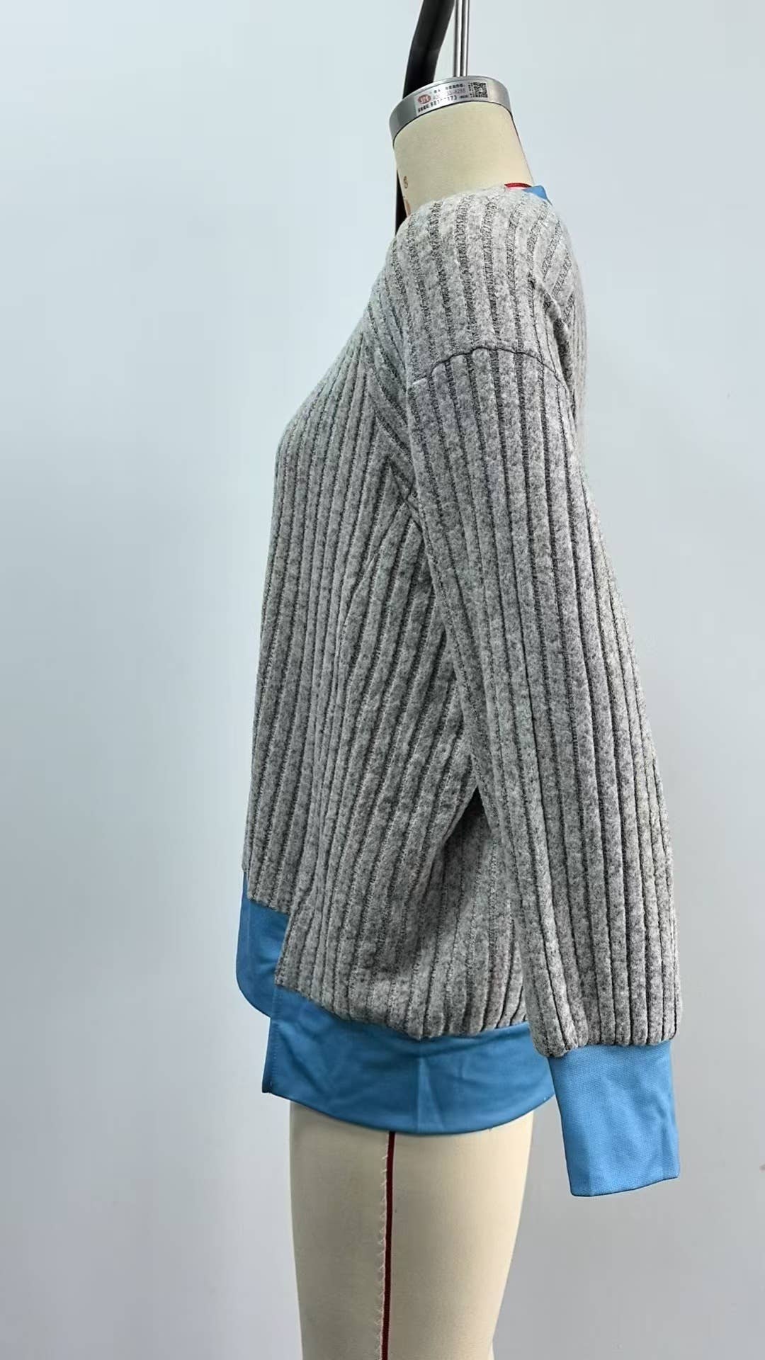 Fashionable color-blocked loose knitted top