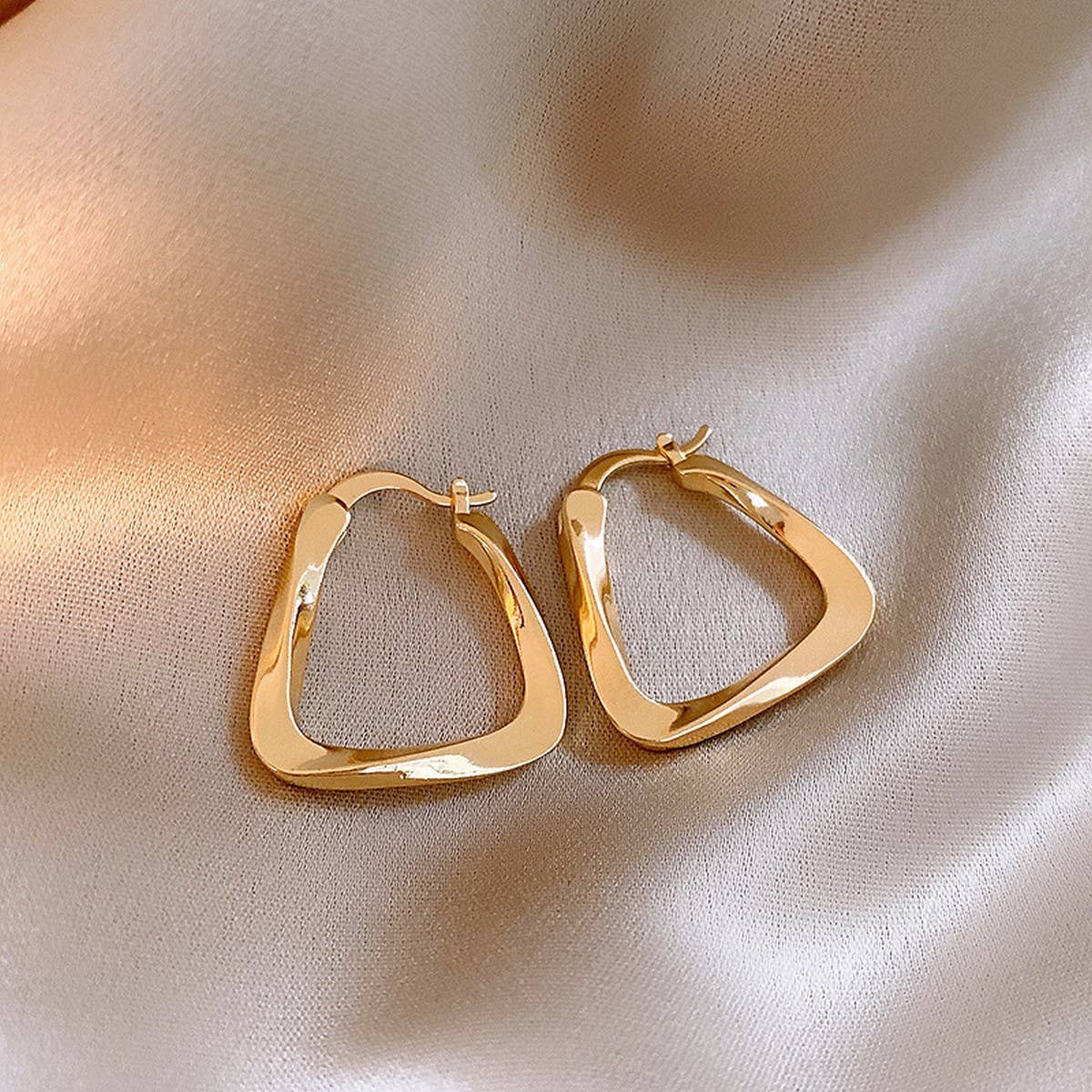 THREADED U-SHAPED SIMPLE AND FASHIONABLE EARRINGS