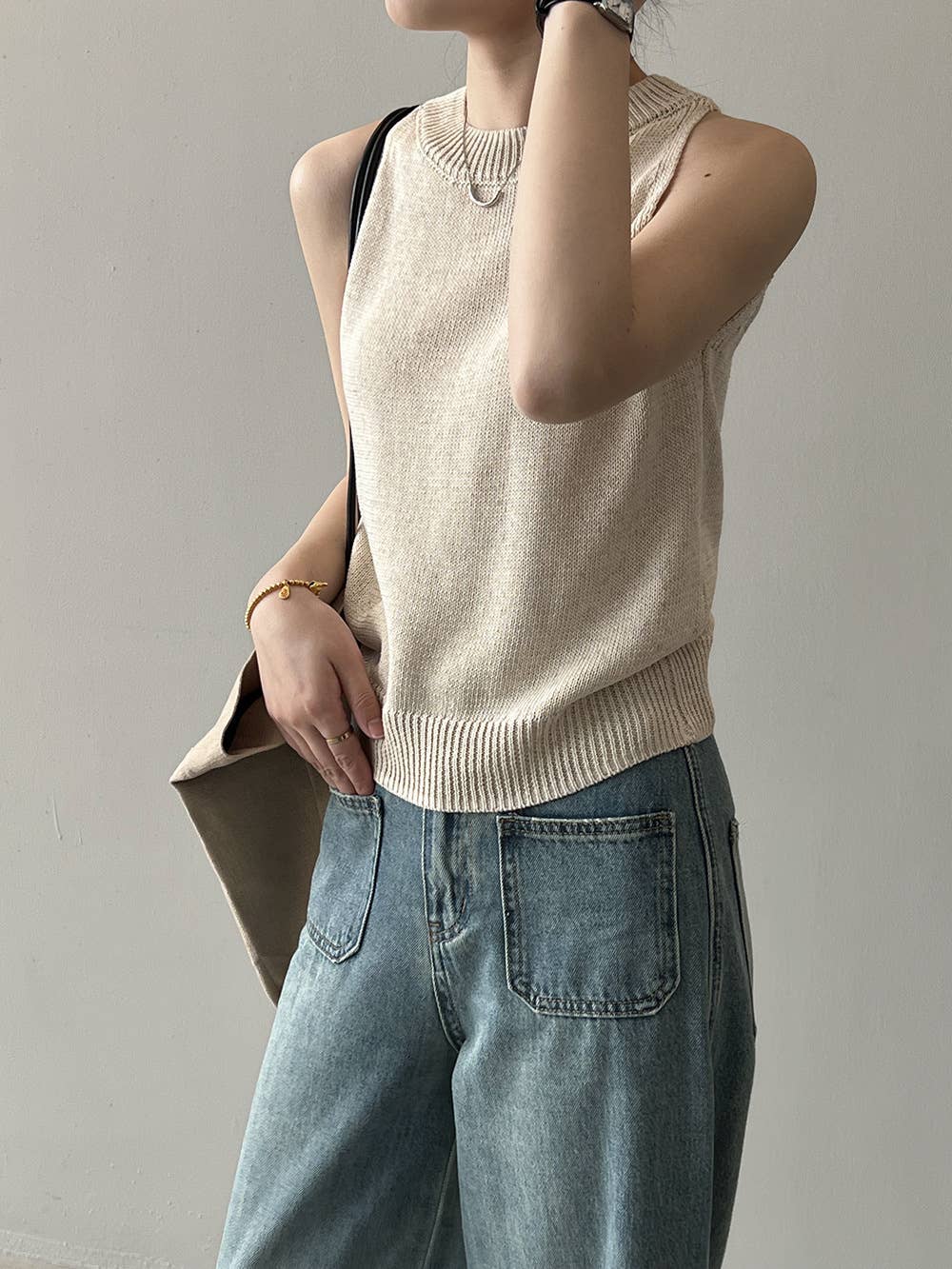 CREW-NECK SLEEVELESS BOTTOM STRIPED KNIT CAMISOLE