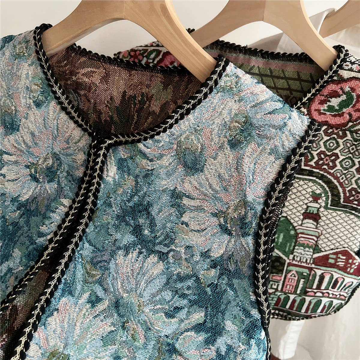 CWOV0642_ETHNIC STYLE EMBROIDERED NECK PROTECTION VEST