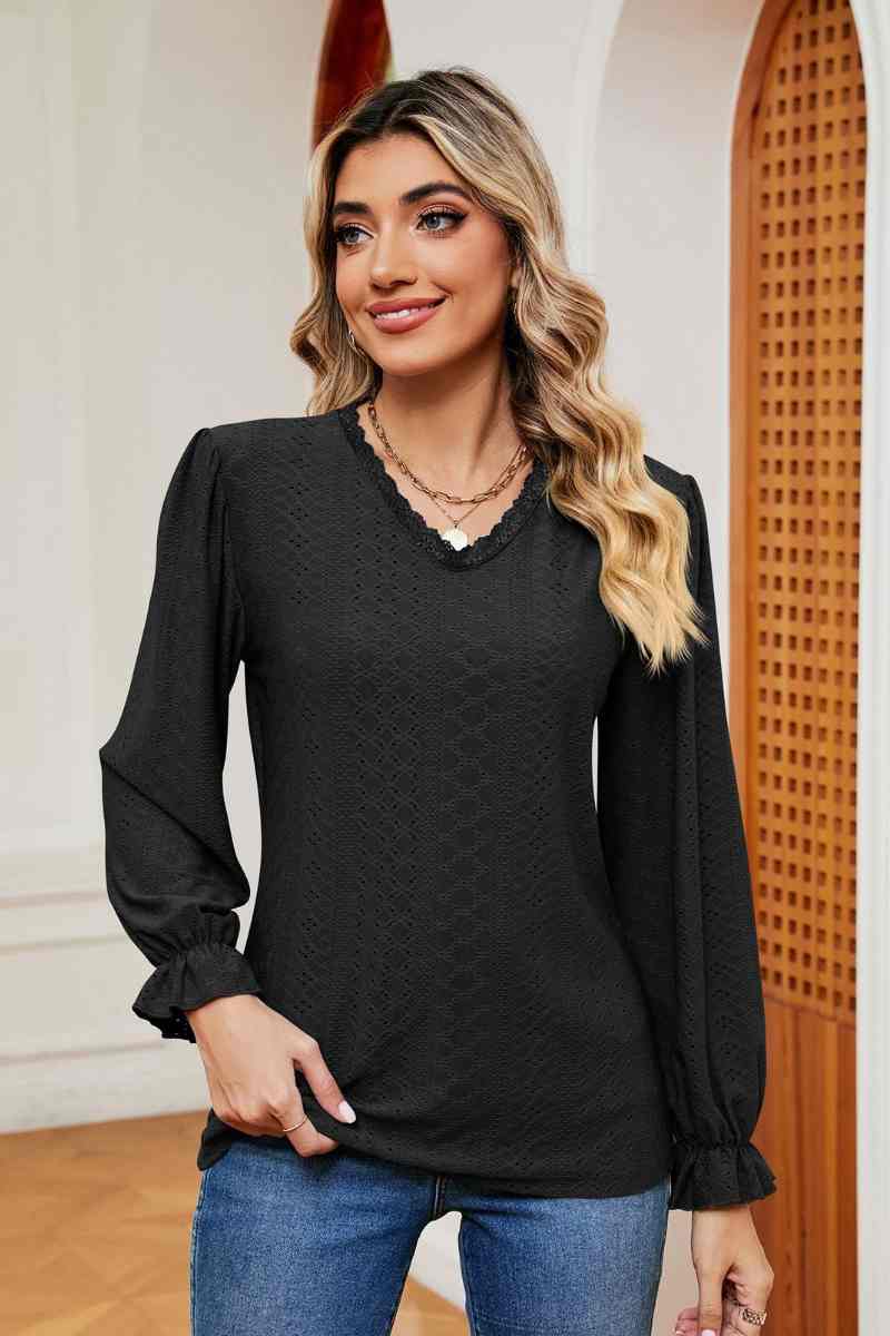 CWTBLL2841_COMMUTER LACE V-NECK LONG-SLEEVED TOP