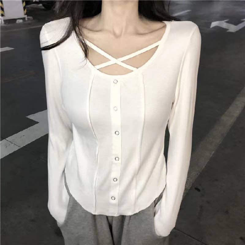 Body-hugging long-sleeved solid-color T-shirt