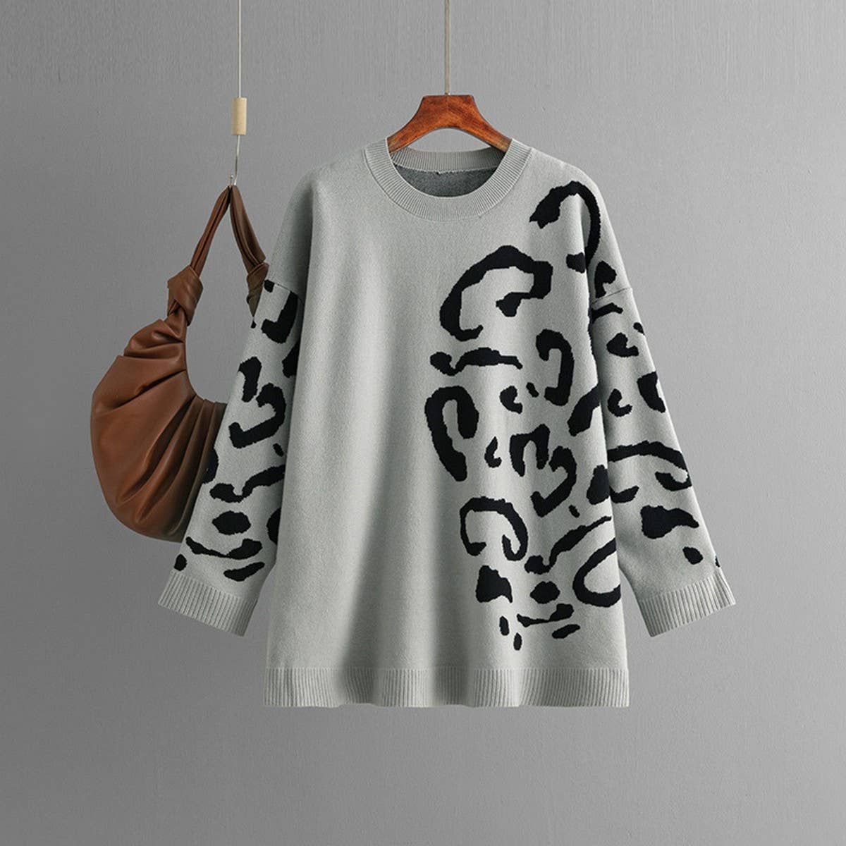 Crew-neck pullover leopard print long-sleeved base