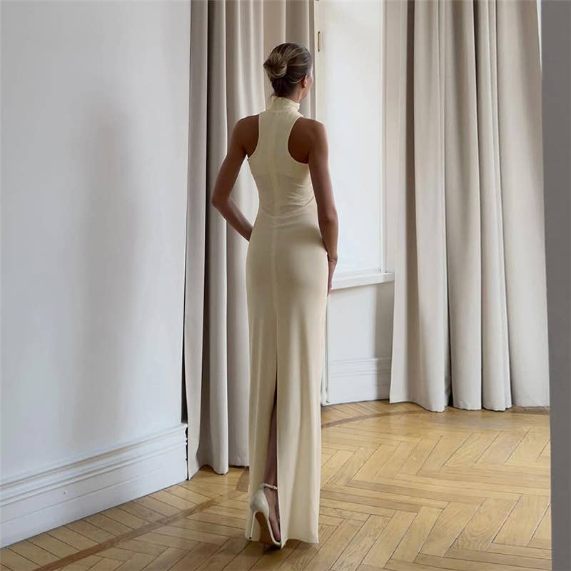 A body-hugging neck-hanging solid-color dress