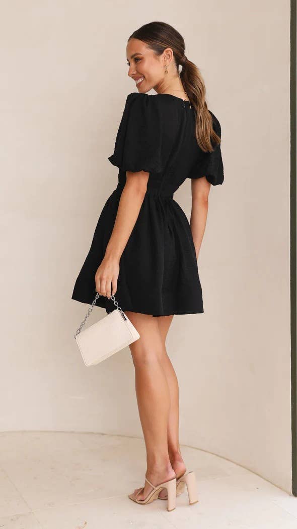 Deep V-neck cinched-waist elastic pleated dress
