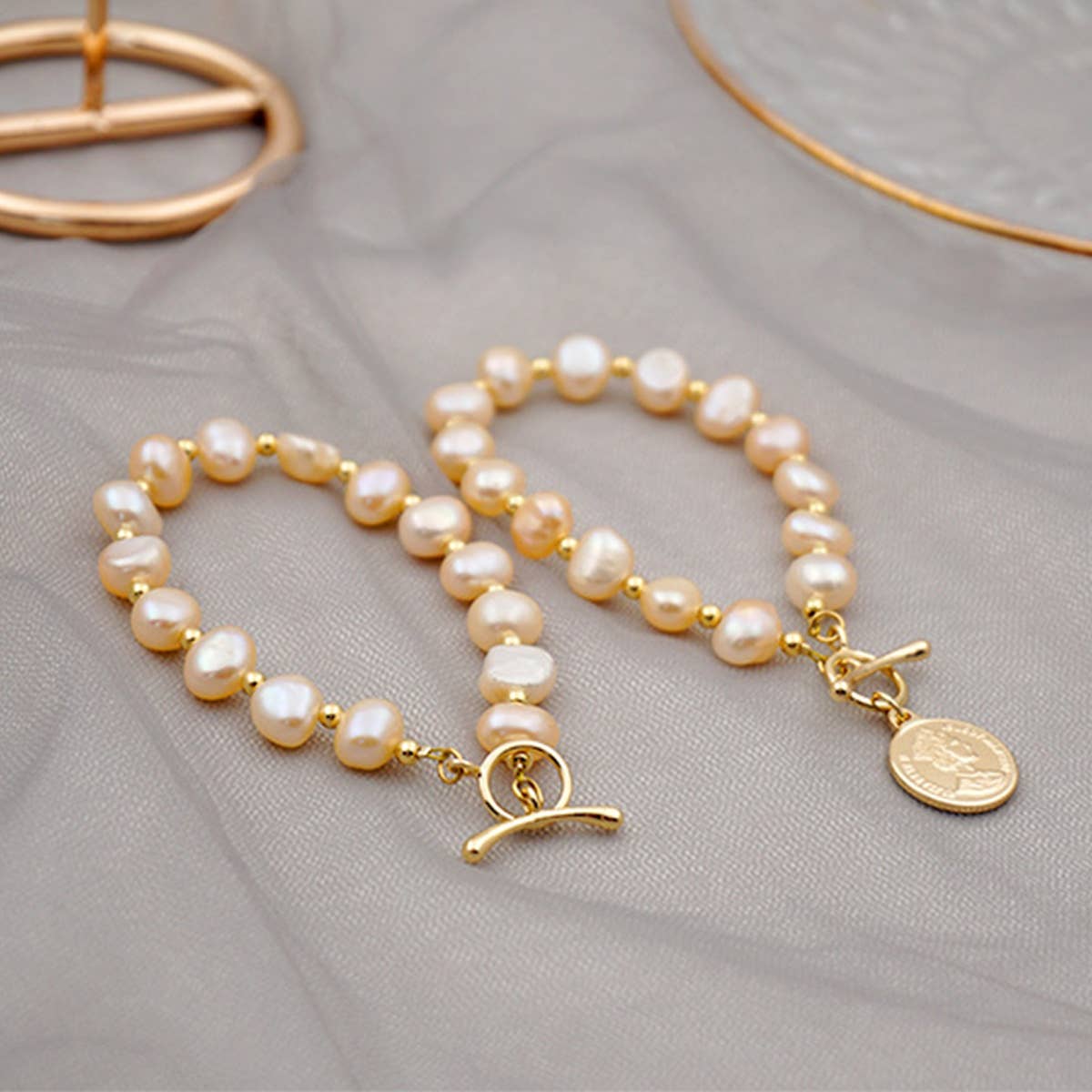 ELEGANT AND COOL PEARL BRACELET