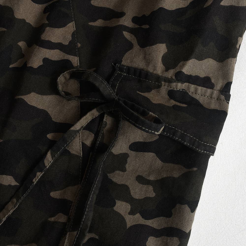 Color-blocking multi-pocket camouflage shorts