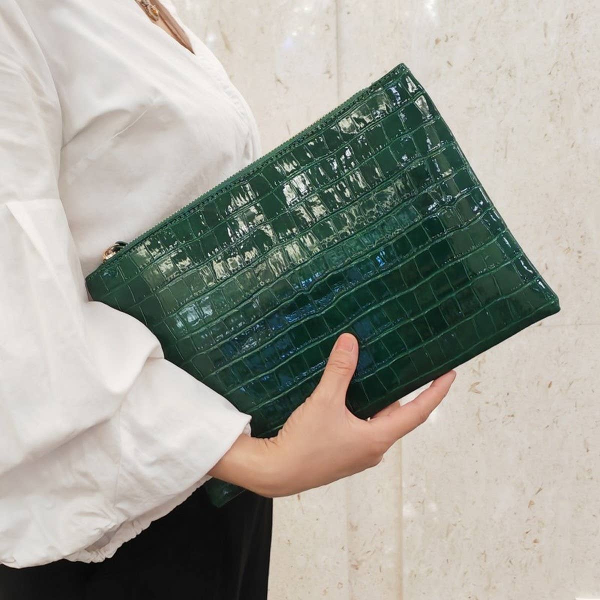 CROCODILE PATTERN GLOSSY HANDBAG_CWAB1379