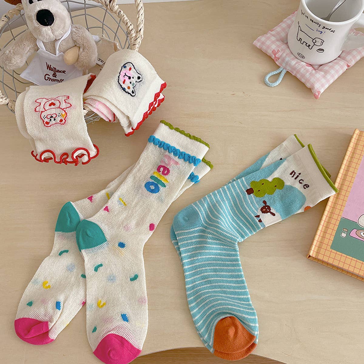 CARTOON BEAR GRAFFITI MESH SOCKS_CWMS0960