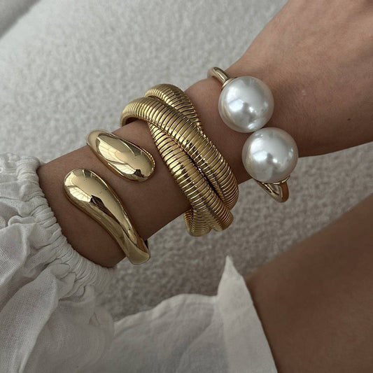 FASHIONABLE OPEN METAL DESIGN BRACELET